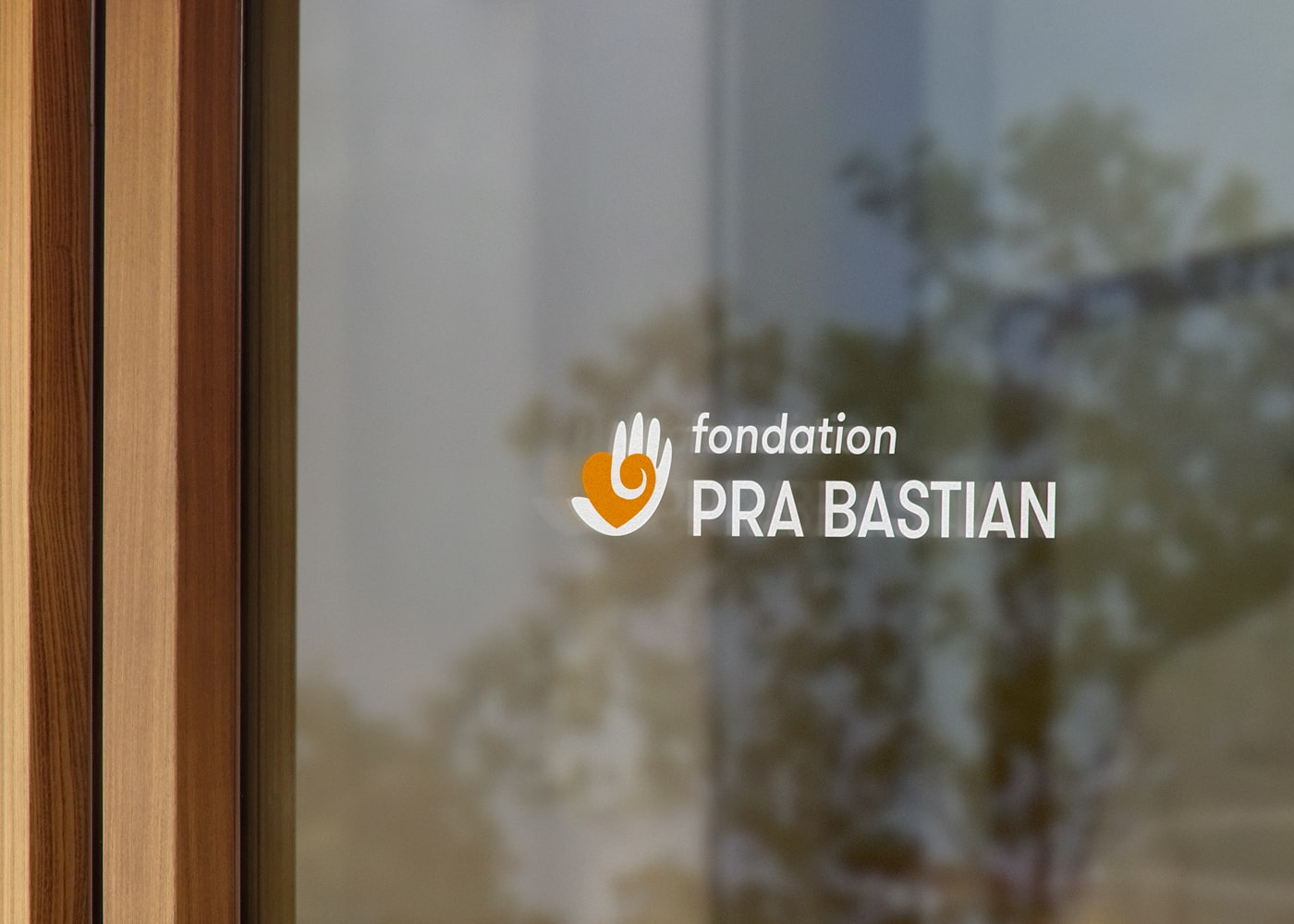 Logo pour la fondation Pra Bastian - vue sur une vitrine